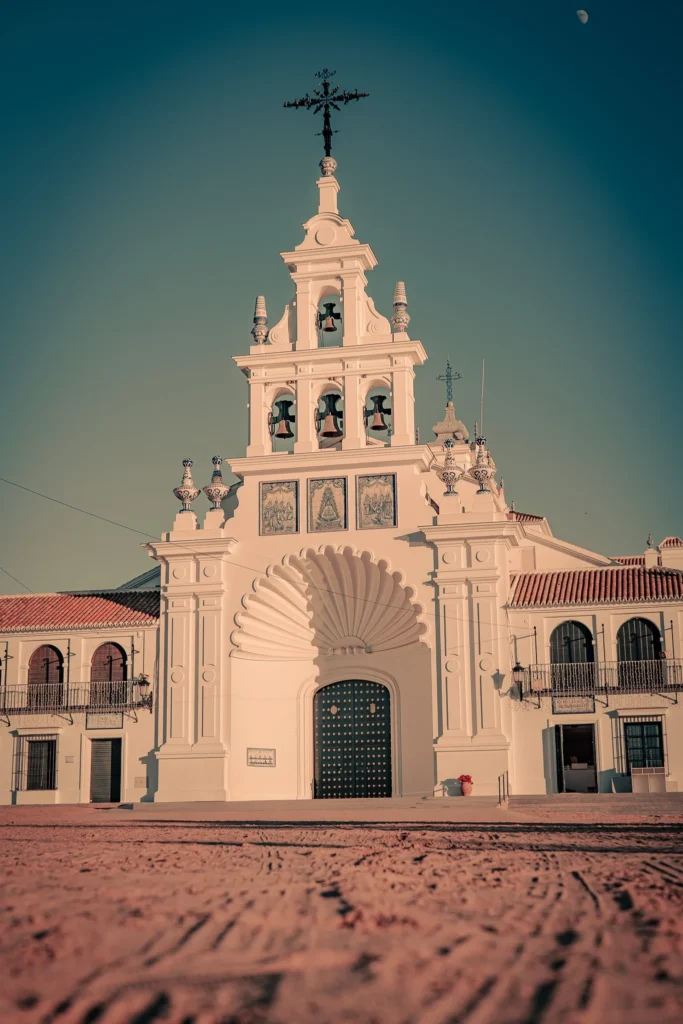 Fachada blanca del santuario del Rocío con luz de invierno