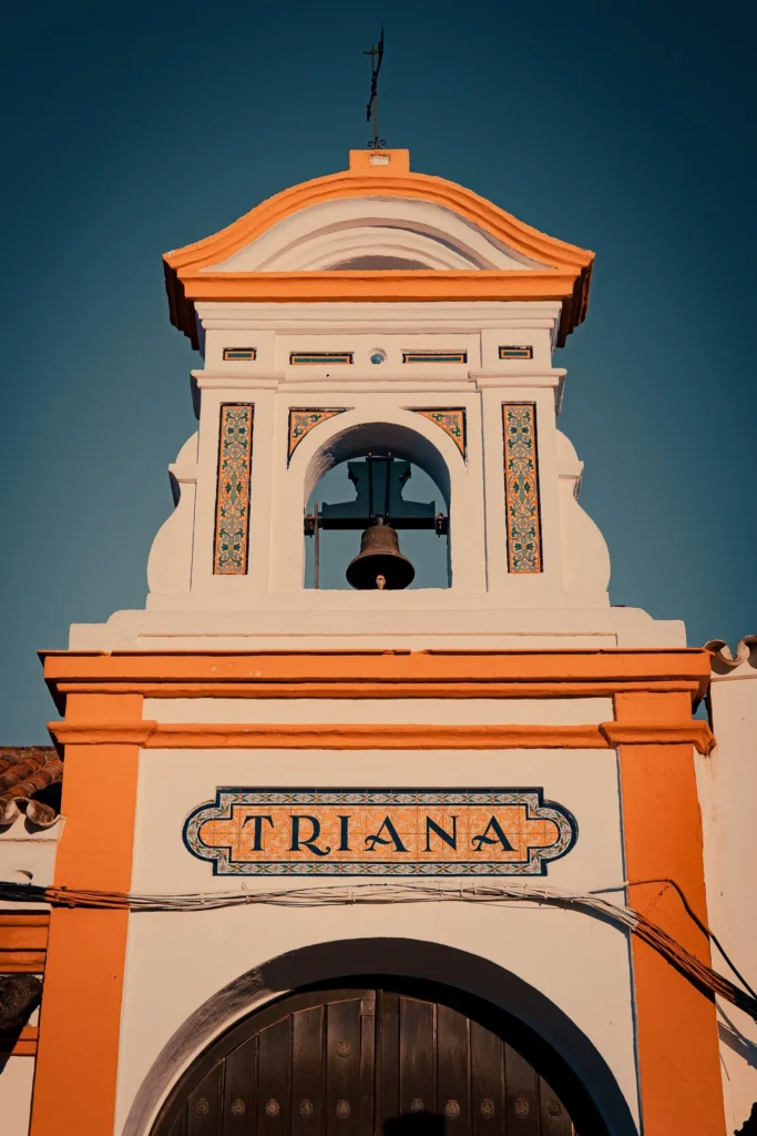 Fachada con cerámica de colores y una campana en El Rocío