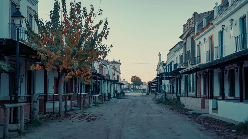 Calle tranquila y casas tradicionales de El Rocío durante nuestra visita de diciembre