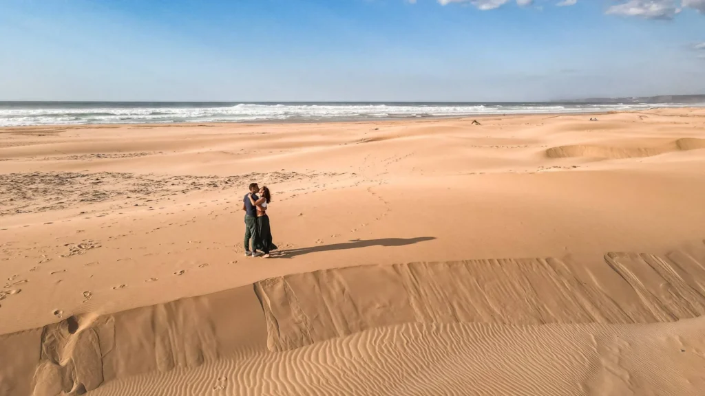 Caroline y Xavier en la playa de Bordeira, en el Algarve