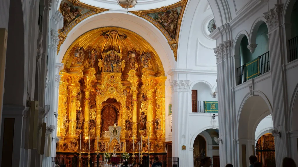 Nave blanca y retablo dorado del santuario del Rocío el 17 de octubre de 2026