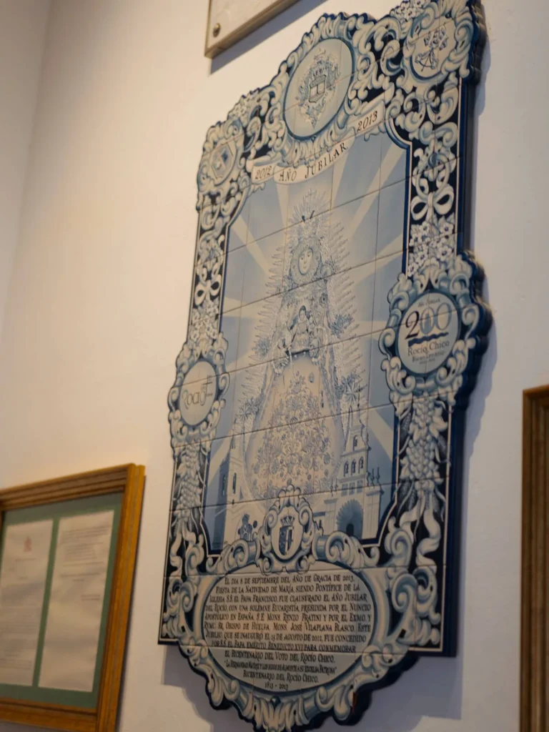 Panel de cerámica azul del bicentenario del Rocío Chico, 1813–2013, en el santuario del Rocío